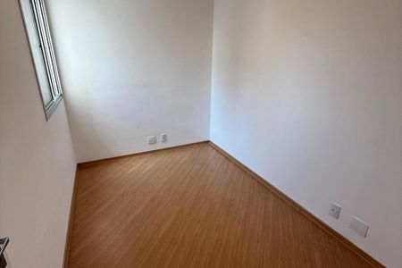 Quarto com piso de madeira e parede branca, com uma janela pequena. de apartamento à venda com 3 quartos, 71m² em Assunção, São Bernardo do Campo