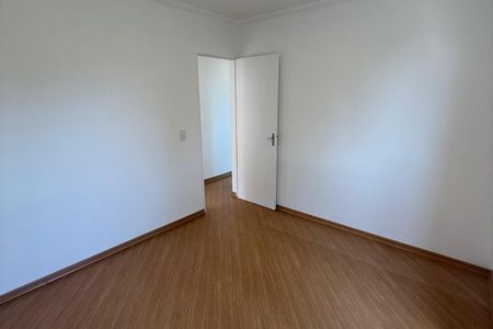 Quarto com piso de madeira e portas brancas, iluminado por luz natural. de apartamento à venda com 3 quartos, 71m² em Assunção, São Bernardo do Campo