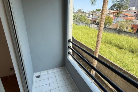 Balcony com vista para a rua, com uma pequena área de lazer e uma janela grande. de apartamento à venda com 3 quartos, 71m² em Assunção, São Bernardo do Campo