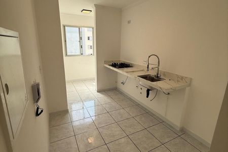 Cozinha com piso de porcelanato, bancada de mármore e fogão e geladeira. de apartamento à venda com 3 quartos, 71m² em Assunção, São Bernardo do Campo