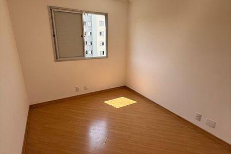 Parede branca com janela e piso de madeira, com vista para um prédio de apartamentos. de apartamento à venda com 3 quartos, 71m² em Assunção, São Bernardo do Campo