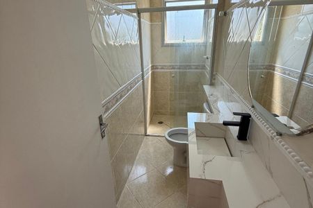 Banheiro com piso de porcelanato, pia de granito e espelho redondo. de apartamento à venda com 3 quartos, 71m² em Assunção, São Bernardo do Campo