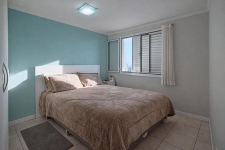 Apartamento à venda com 72m², 3 quartos e 2 vagasQuarto com cama de casal, paredes azuis e janela com persianas abertas.