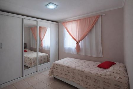 Apartamento à venda com 72m², 3 quartos e 2 vagasQuarto simples com cama de solteiro e armário com espelho, iluminado por uma lâmpada de teto.