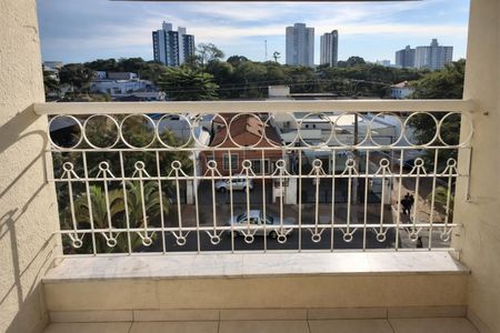 Apartamento à venda com 72m², 3 quartos e 2 vagasBalcony com vista para a cidade, com uma grade branca e uma mesa de mármore.