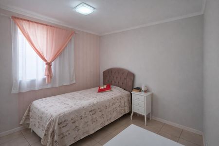 Apartamento à venda com 72m², 3 quartos e 2 vagasQuarto simples com cama de solteiro, cortina e janela, iluminado por lâmpada de teto.