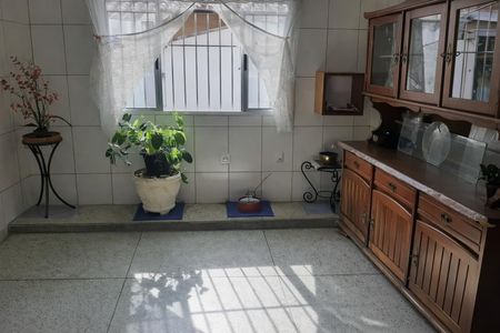 Casa à venda com 260m², 4 quartos e 3 vagasPatio com jardim e plantas, com iluminação natural e mobiliário simples.