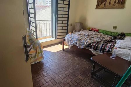 Casa à venda com 260m², 4 quartos e 3 vagasQuarto com cama simples, mesa e cadeira, com vista para a rua.