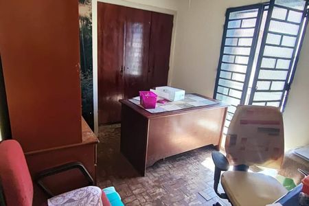 Escritório com mobília antiga e iluminação natural, mas com necessidade de reforma. de casa à venda com 4 quartos, 260m² em Vila Jequitibas, Campinas