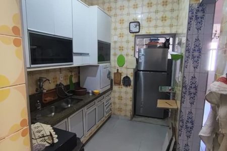 Casa à venda com 260m², 4 quartos e 3 vagasCozinha com geladeira, fogão e micro-ondas, com móveis brancos e azuis, e azulejos amarelos e azuis.