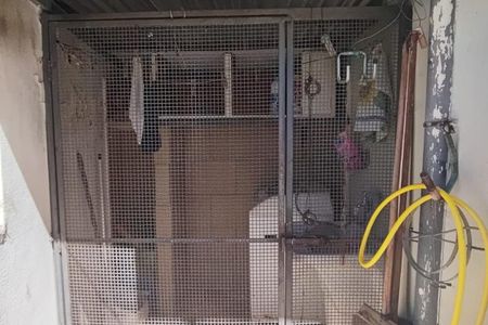 Porta de metal com grade, com um espaço de armazenamento por trás dela. de casa à venda com 4 quartos, 260m² em Vila Jequitibas, Campinas