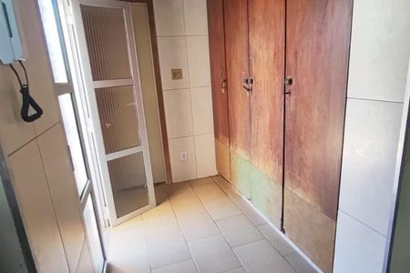 Banheiro com armários de madeira e piso de porcelanato, iluminação boa, sem decoração. de casa à venda com 4 quartos, 260m² em Vila Jequitibas, Campinas