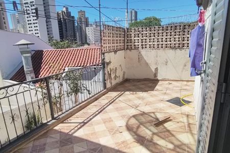 Casa à venda com 260m², 4 quartos e 3 vagasVaranda com vista para a cidade, com piso de azulejo e balcão de ferro forjado.