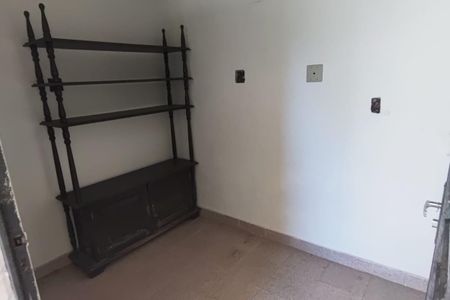 Cuarto com mobiliário de madeira e piso de azulejos, iluminado por luz natural. de casa à venda com 4 quartos, 260m² em Vila Jequitibas, Campinas