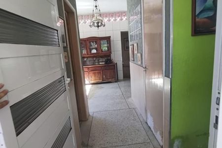 Casa à venda com 260m², 4 quartos e 3 vagasCorredor com porta de vidro, ch. Pice de madeira e iluminação adequada.