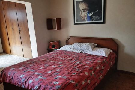 Casa à venda com 260m², 4 quartos e 3 vagasCama simples com colchão e travesseiro, com uma imagem de uma mulher na parede.