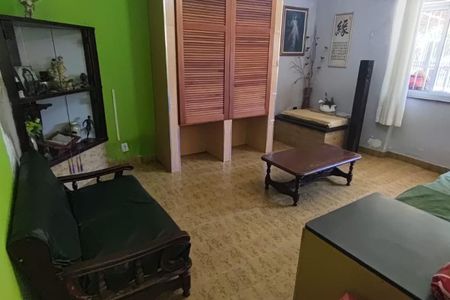 Sala com sofá, mesa e armário de madeira, com decoração simples e cores claras. de casa à venda com 4 quartos, 260m² em Vila Jequitibas, Campinas