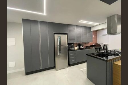 Cozinha moderna com geladeira, fogão e iluminação adequada. de apartamento à venda com 2 quartos, 55m² em São Pedro, Osasco