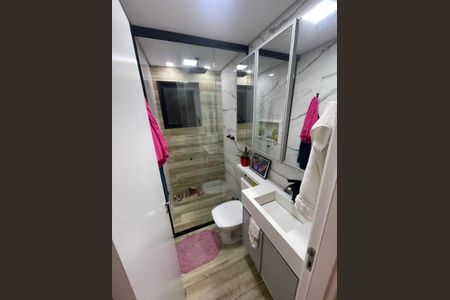 Banheiro com piso de porcelanato, pia de porcelanato, espelho, chuveiro, vaso sanitário e porta de vidro. de apartamento à venda com 2 quartos, 55m² em São Pedro, Osasco