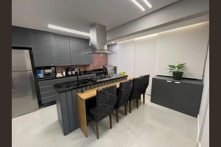 Cozinha moderna com iluminação adequada e móveis de design. de apartamento à venda com 2 quartos, 55m² em São Pedro, Osasco