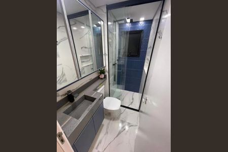 Banheiro com piso de porcelanato, pia de granito e espelho grande. de apartamento à venda com 2 quartos, 55m² em São Pedro, Osasco