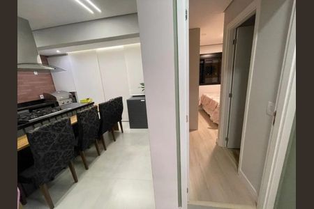 Cozinha moderna com iluminação adequada e móveis de design, com vista para o quarto. de apartamento à venda com 2 quartos, 55m² em São Pedro, Osasco