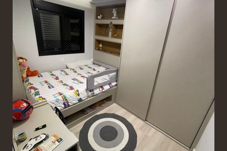 Quarto infantil com cama de solteiro, móveis brancos e decoração infantil. de apartamento à venda com 2 quartos, 55m² em São Pedro, Osasco