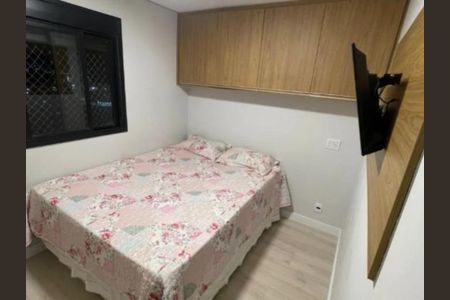 Quarto com cama de casal, móveis de madeira e TV na parede. de apartamento à venda com 2 quartos, 55m² em São Pedro, Osasco