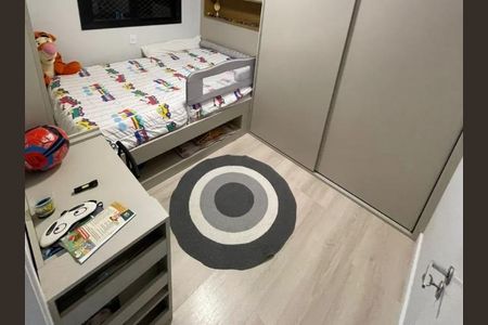 Cama simples com colchão e lençol branco com desenho de cores, mesa de cabeceira e porta de armário. de apartamento à venda com 2 quartos, 55m² em São Pedro, Osasco