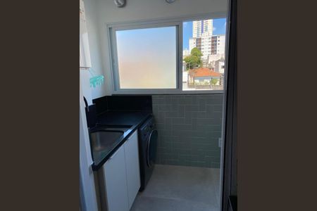 Apartamento à venda com 82m², 2 quartos e sem vagaCozinha com piso de porcelanato, bancada de granito e geladeira.