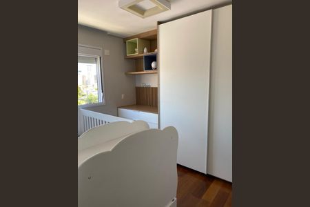 Apartamento à venda com 82m², 2 quartos e sem vagaCama branca e móveis de madeira na parede, com vista para a cidade.