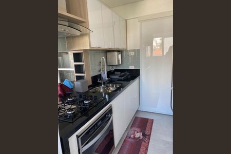Apartamento à venda com 82m², 2 quartos e sem vagaCozinha com piso de porcelanato, bancada de granito e equipamentos de cozinha modernos.