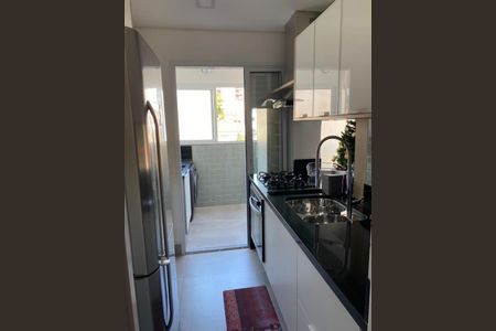 Apartamento à venda com 82m², 2 quartos e sem vagaCozinha com geladeira, fogão e pia, com vista para a varanda.