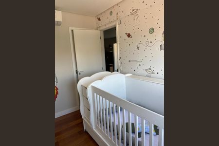 Cama branca com colchão e cortina, parede com decoração de espaço e estrelas, porta aberta e fechada, piso de madeira, ar condicionado na parede, iluminação natural, nenhuma decoração, qualidade 100% de apartamento à venda com 2 quartos, 82m² em Bosque da Saúde, São Paulo