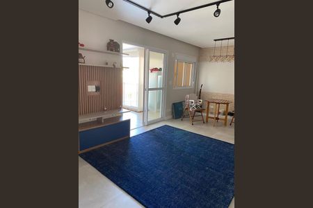 Sala com TV e mesa de madeira, com uma porta de vidro e uma janela pequena, com iluminação boa e um tapete azul. de apartamento à venda com 2 quartos, 82m² em Bosque da Saúde, São Paulo