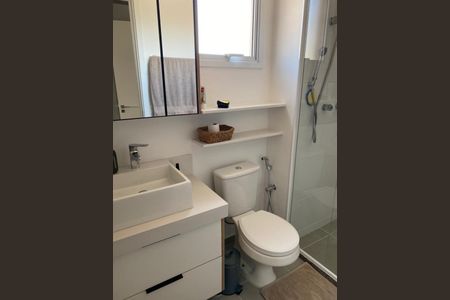 Banheiro com pia e vaso sanitário brancos, com prateleiras e espelho acima do pia. de apartamento à venda com 2 quartos, 82m² em Bosque da Saúde, São Paulo