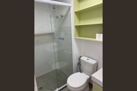Apartamento à venda com 82m², 2 quartos e sem vagaBanheiro com chuveiro e vaso sanitário, com prateleiras de gavetas e piso de azulejos.