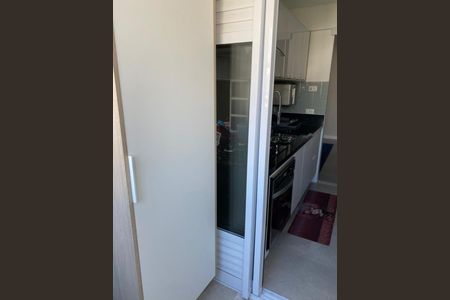 Apartamento à venda com 82m², 2 quartos e sem vagaCocina con muebles blancos y azules, con una ventana pequeña y una estufa de gas.