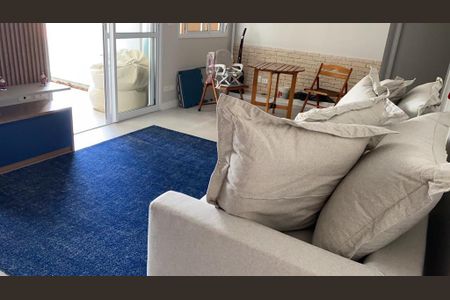 Sala com sofá, mesa e cadeiras, com uma porta para a varanda. de apartamento à venda com 2 quartos, 82m² em Bosque da Saúde, São Paulo