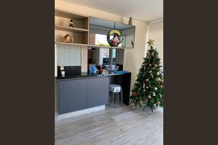 Apartamento à venda com 82m², 2 quartos e sem vagaCasa decorada para o Natal com uma árvore de Natal e um natalheiro no balcão.