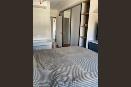 Cama com colchão e lençol, com uma porta de armário ao fundo, com uma TV e um console de TV na parede à direita. de apartamento à venda com 2 quartos, 82m² em Bosque da Saúde, São Paulo