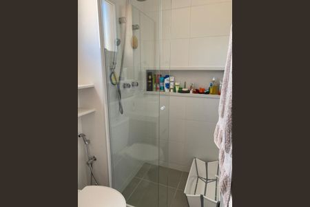 Apartamento à venda com 82m², 2 quartos e sem vagaBanheiro com chuveiro, pia e vaso sanitário, com prateleiras e produtos de higiene.