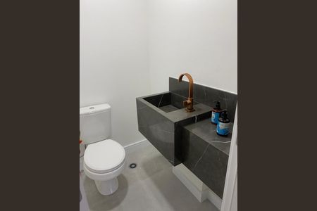 Banheiro com pia e vaso sanitário em um ambiente moderno e limpo. de apartamento à venda com 2 quartos, 82m² em Bosque da Saúde, São Paulo