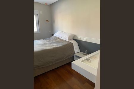 Apartamento à venda com 82m², 2 quartos e sem vagaCama simples com colchão e travesseiro, com uma pequena mesa de cabeceira.