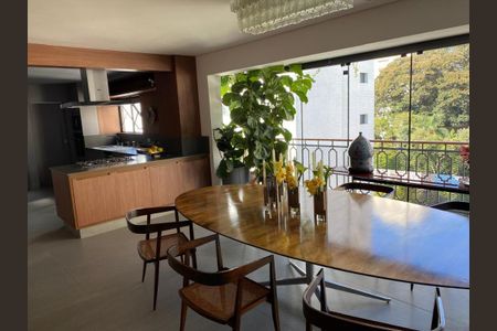 Apartamento à venda com 466m², 4 quartos e 6 vagasSala com mesa de madeira e cadeiras de madeira, com vista para a varanda e jardim.