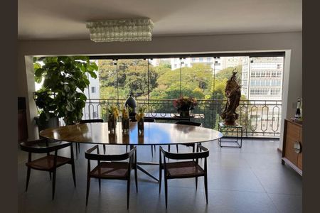 Sala com vista para a floresta, mesa redonda e cadeiras de madeira, estatua de bronze na varanda. de apartamento à venda com 4 quartos, 466m² em Santa Cecilia, São Paulo