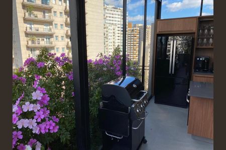 Apartamento à venda com 466m², 4 quartos e 6 vagasVaranda com churrasqueira e vista para edifícios próximos, com janelas grandes e iluminação boa.