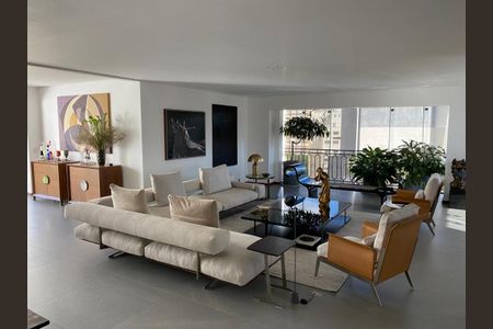 Apartamento à venda com 466m², 4 quartos e 6 vagasSala de estar com móveis modernos e decoração minimalista, iluminada por luz natural e artificial.