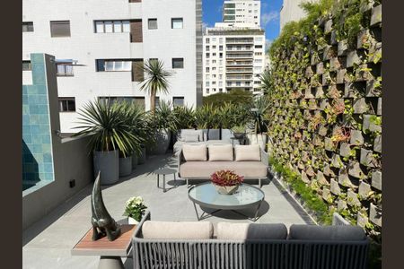 Apartamento à venda com 466m², 4 quartos e 6 vagasVaranda com sofás, mesa e plantas, com vista para edifícios e céu azul, em um dia ensolarado.