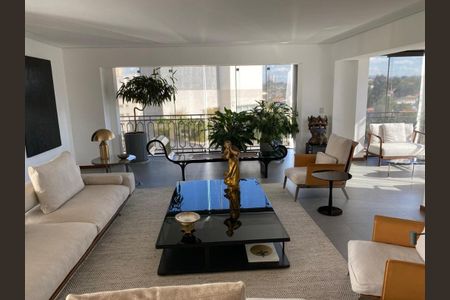Sala com vista para a cidade, com móveis modernos e decoração minimalista. de apartamento à venda com 4 quartos, 466m² em Santa Cecilia, São Paulo